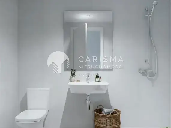 (9) Apartamentowiec w trakcie budowy niedaleko plaży