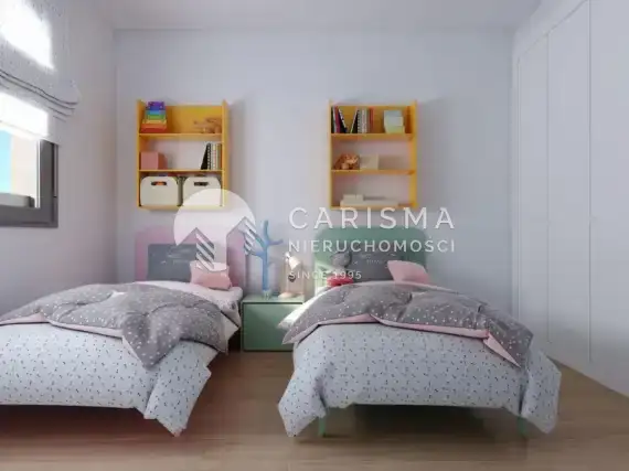(6) Apartamentowiec w trakcie budowy niedaleko plaży