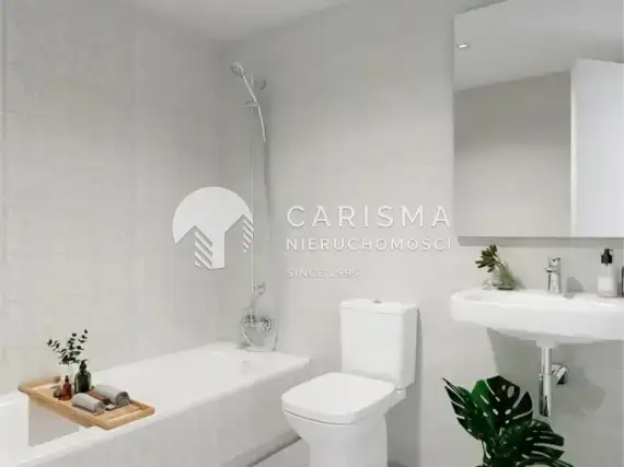 (8) Apartamentowiec w trakcie budowy niedaleko plaży
