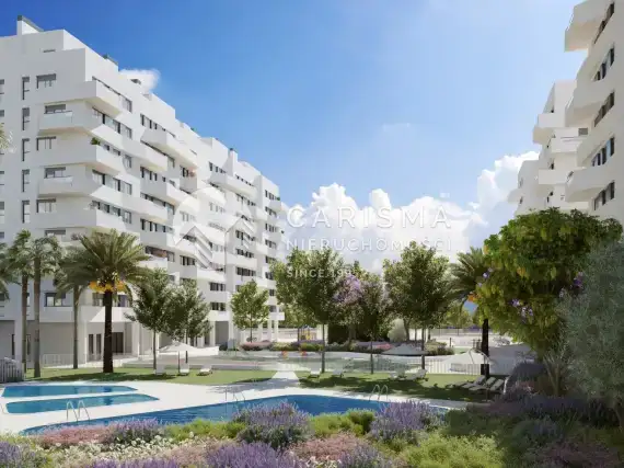 (10) Apartamentowiec w trakcie budowy niedaleko plaży