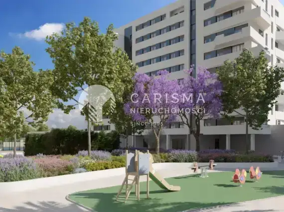 (12) Apartamentowiec w trakcie budowy niedaleko plaży