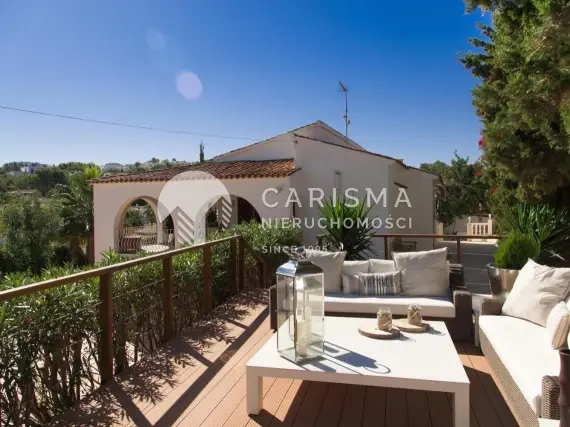 Elegancka willa położona w spacerowej odległości do wszelkich dogodności w Moraira 1