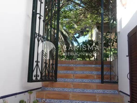 (4) Tradycyjna hiszpańska willa w pierwszej linii brzegowej, tuż przy plaży w Moraira, Costa Blanca