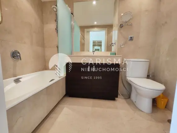 (10) Nowoczesny apartament w pięknej lokalizacji tuż przy plaży