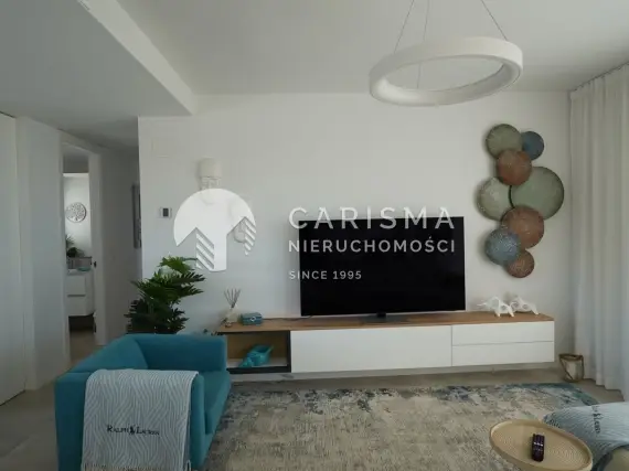 (4) Luksusowy dwupoziomowy penthouse z widokiem na morze