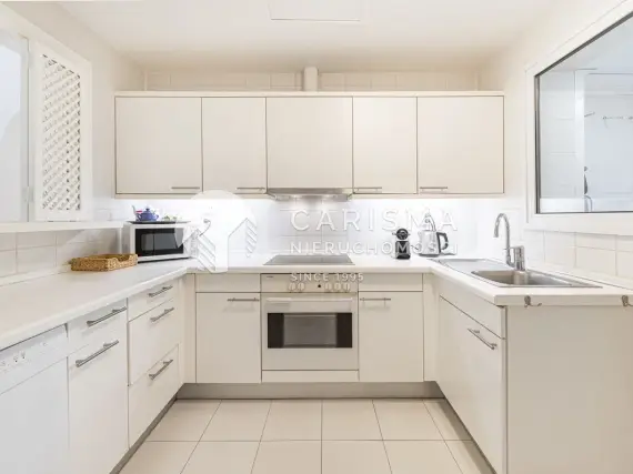 (10) Apartament na parterze z prywatnym ogrodem w pierwszej linii brzegowej
