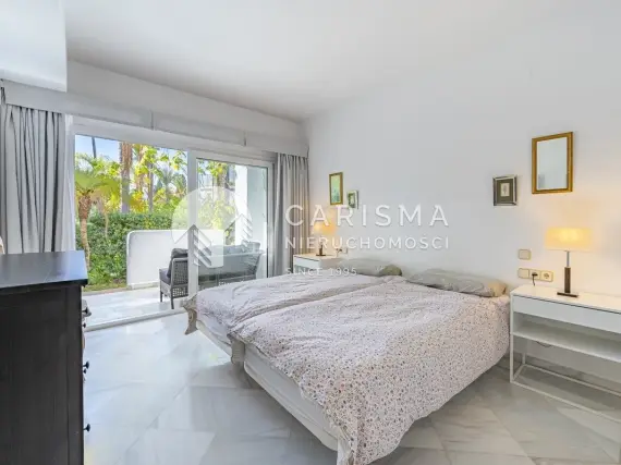 (12) Apartament na parterze z prywatnym ogrodem w pierwszej linii brzegowej