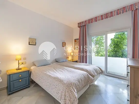(15) Apartament na parterze z prywatnym ogrodem w pierwszej linii brzegowej