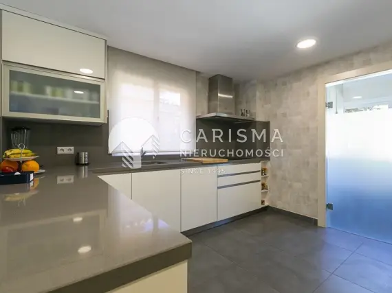 (9) Dwupoziomowy penthouse w pierwszej linii brzegowej Estepona