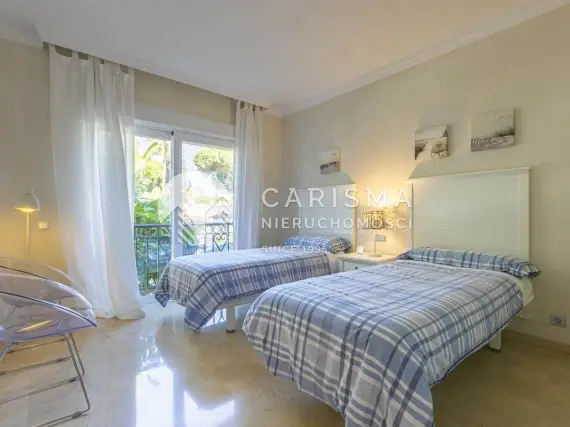 (17) Dwupoziomowy penthouse w pierwszej linii brzegowej Estepona