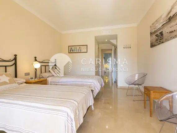 (21) Dwupoziomowy penthouse w pierwszej linii brzegowej Estepona