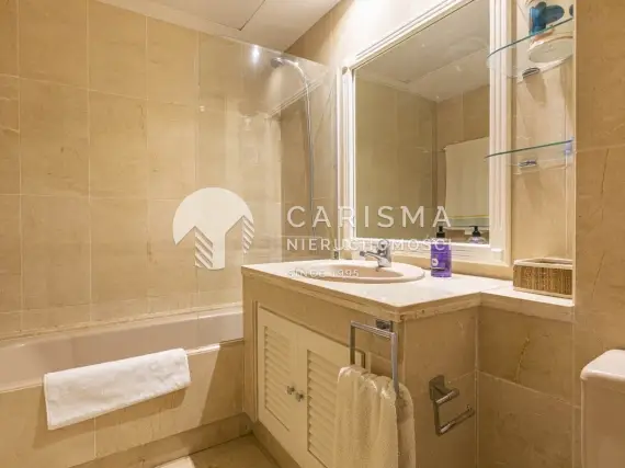 (22) Dwupoziomowy penthouse w pierwszej linii brzegowej Estepona