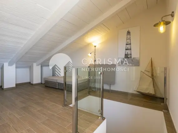 (24) Dwupoziomowy penthouse w pierwszej linii brzegowej Estepona