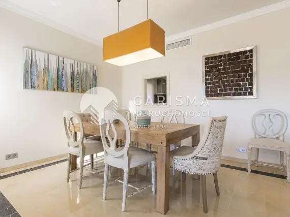 (8) Dwupoziomowy penthouse w pierwszej linii brzegowej Estepona