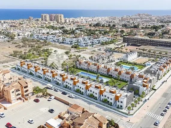 Nowe kameralne domy w zabudowie bliźniaczej 500m od plaży, Torrevieja Costa Blanca 2