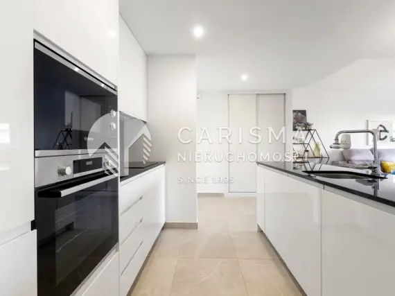 (9) Nowoczesny apartament położony w prestiżowym osiedlu Jardines de Montesolana w Orihuela Costa.