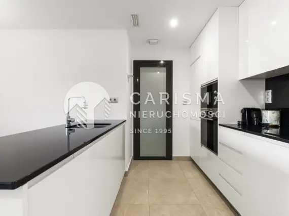 (10) Nowoczesny apartament położony w prestiżowym osiedlu Jardines de Montesolana w Orihuela Costa.
