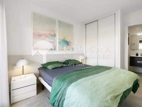 (12) Nowoczesny apartament położony w prestiżowym osiedlu Jardines de Montesolana w Orihuela Costa.