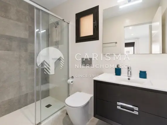 (13) Nowoczesny apartament położony w prestiżowym osiedlu Jardines de Montesolana w Orihuela Costa.