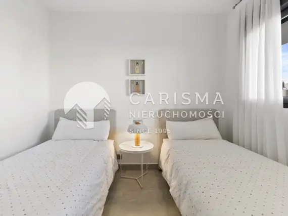 (14) Nowoczesny apartament położony w prestiżowym osiedlu Jardines de Montesolana w Orihuela Costa.