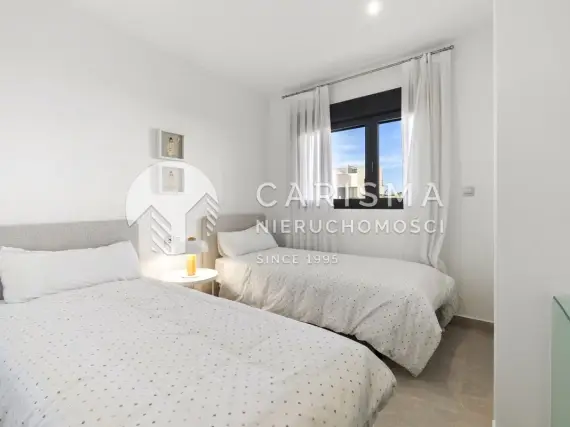 (15) Nowoczesny apartament położony w prestiżowym osiedlu Jardines de Montesolana w Orihuela Costa.