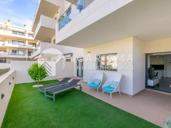 (17) Nowoczesny apartament położony w prestiżowym osiedlu Jardines de Montesolana w Orihuela Costa.