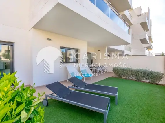 (18) Nowoczesny apartament położony w prestiżowym osiedlu Jardines de Montesolana w Orihuela Costa.