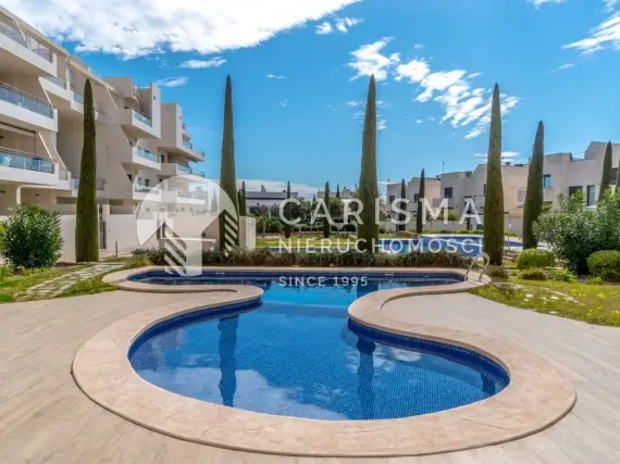 (24) Nowoczesny apartament położony w prestiżowym osiedlu Jardines de Montesolana w Orihuela Costa.