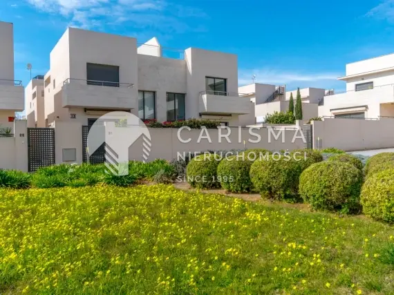 (28) Nowoczesny apartament położony w prestiżowym osiedlu Jardines de Montesolana w Orihuela Costa.