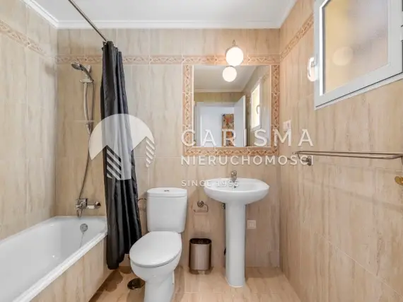 (21) Zadbany apartament z dużym solarium i prywatnym parkingiem, Villamartín