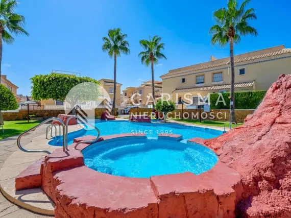(31) Zadbany apartament z dużym solarium i prywatnym parkingiem, Villamartín