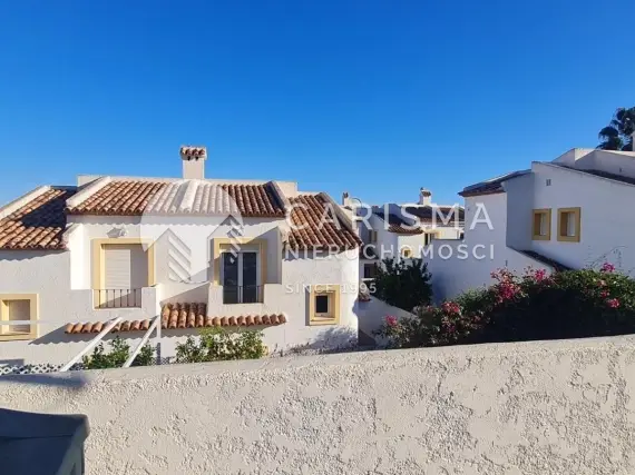 (11) Bliźniak na terenie zamkniętego kompleksu w Calpe