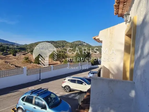 (13) Bliźniak na terenie zamkniętego kompleksu w Calpe