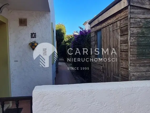 (14) Bliźniak na terenie zamkniętego kompleksu w Calpe