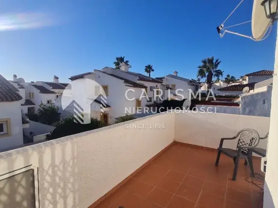 (16) Bliźniak na terenie zamkniętego kompleksu w Calpe