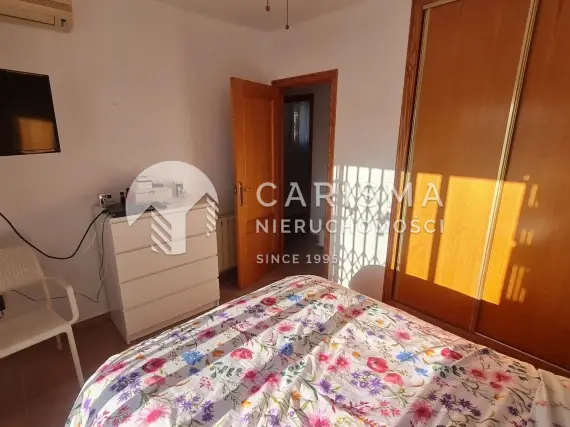 (17) Bliźniak na terenie zamkniętego kompleksu w Calpe