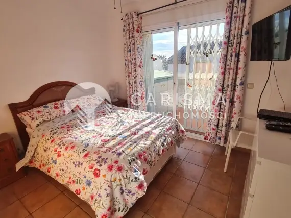 (18) Bliźniak na terenie zamkniętego kompleksu w Calpe