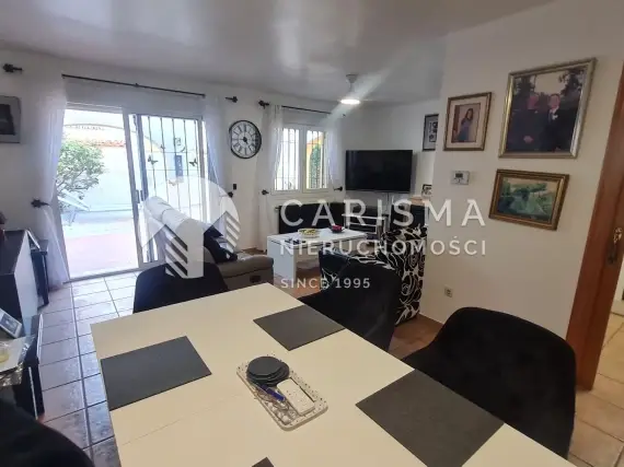 (22) Bliźniak na terenie zamkniętego kompleksu w Calpe