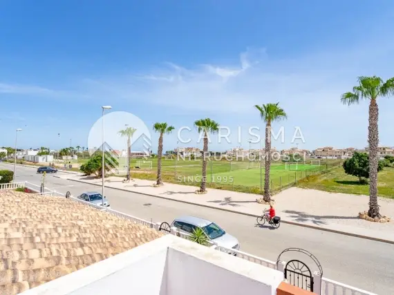 (51) Dom z widokiem na morze i tarasem dachowym w Punta Prima blisko plaży Costa Blanca