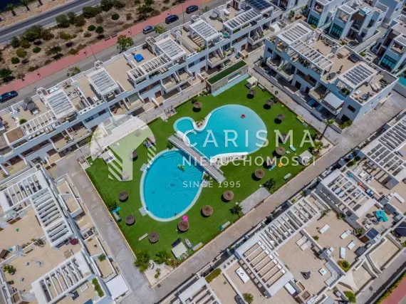 Apartament z tarasem dachowym 71 m² i widokiem na lagunę w Los Balcones, Torrevieja 2